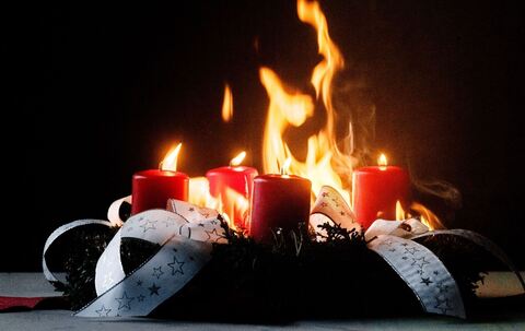 Ein Adventskranz brennt