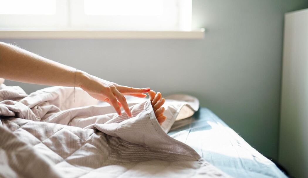 Eine Frau berührt ihre Zehen mit ihren Fingern