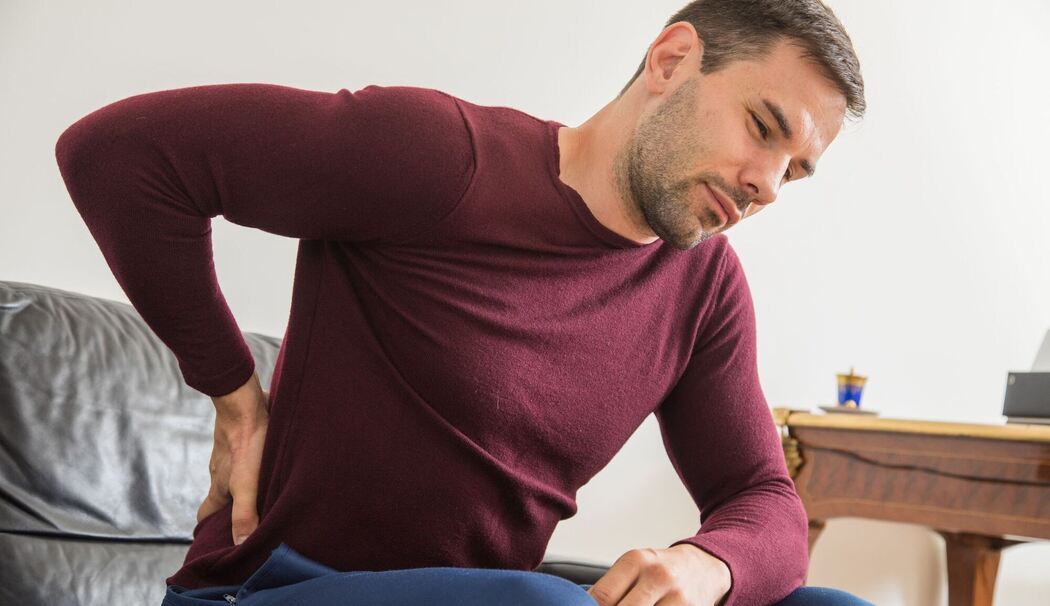Ein Mann hat Rückenschmerzen