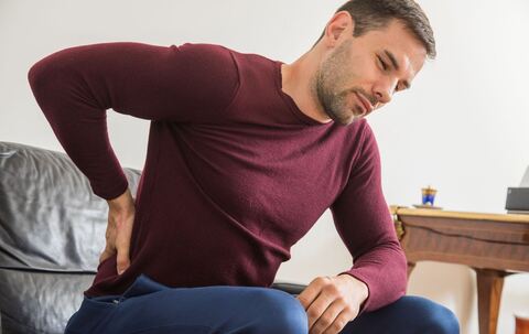 Ein Mann hat Rückenschmerzen