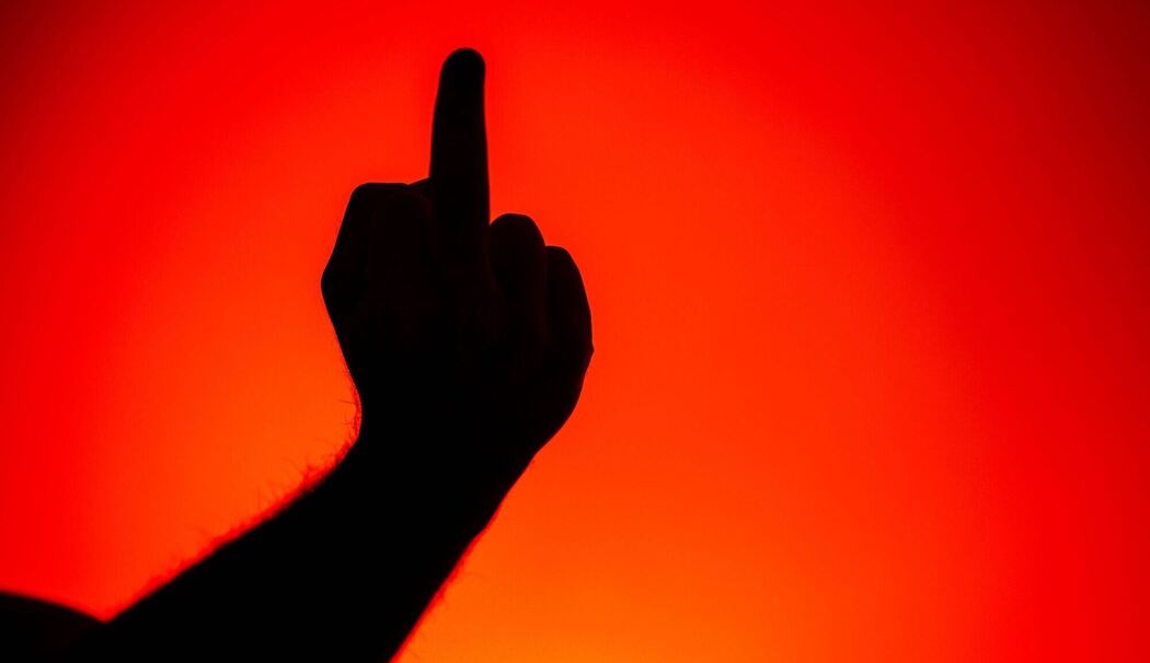 Eine Person zeigt den Mittelfinger
