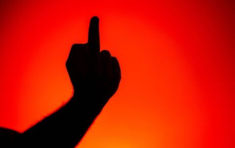Eine Person zeigt den Mittelfinger