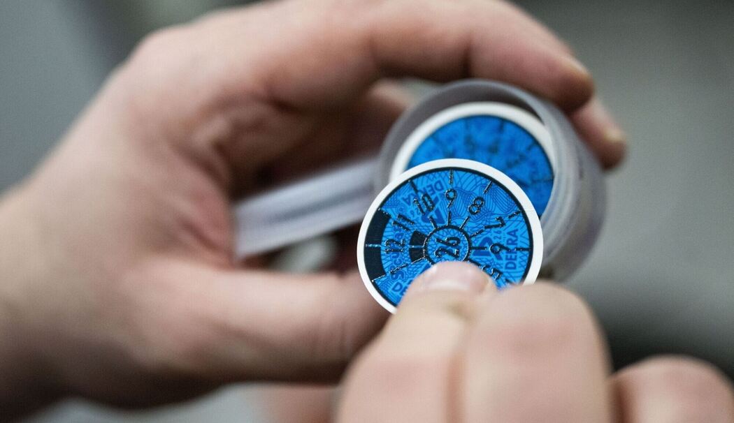 Prüfplakette in Blau bei einer Hauptuntersuchung