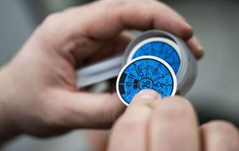 Prüfplakette in Blau bei einer Hauptuntersuchung