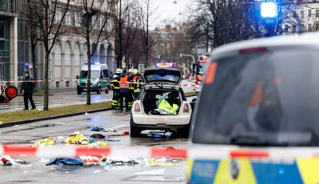Auto in München in Menschengruppe gefahren