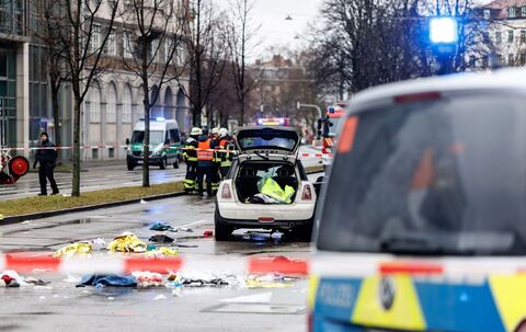 Auto in München in Menschengruppe gefahren