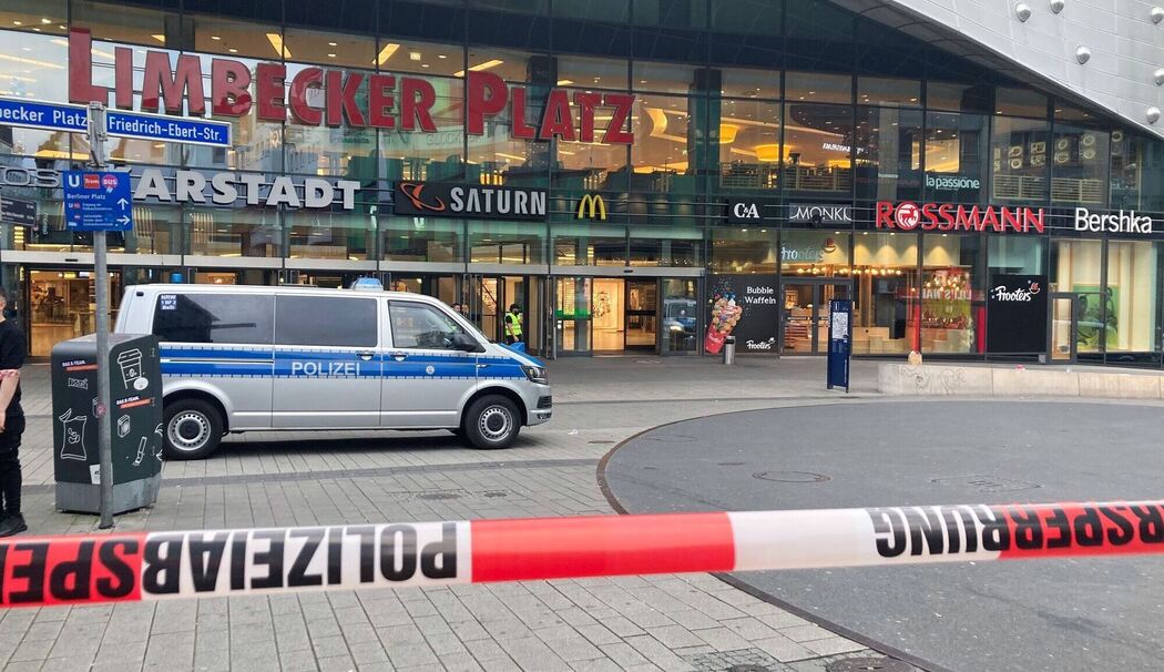 Polizei räumt Einkaufszentrum nach Drohung Polizei räumt Einkaufszentrum nach Drohung