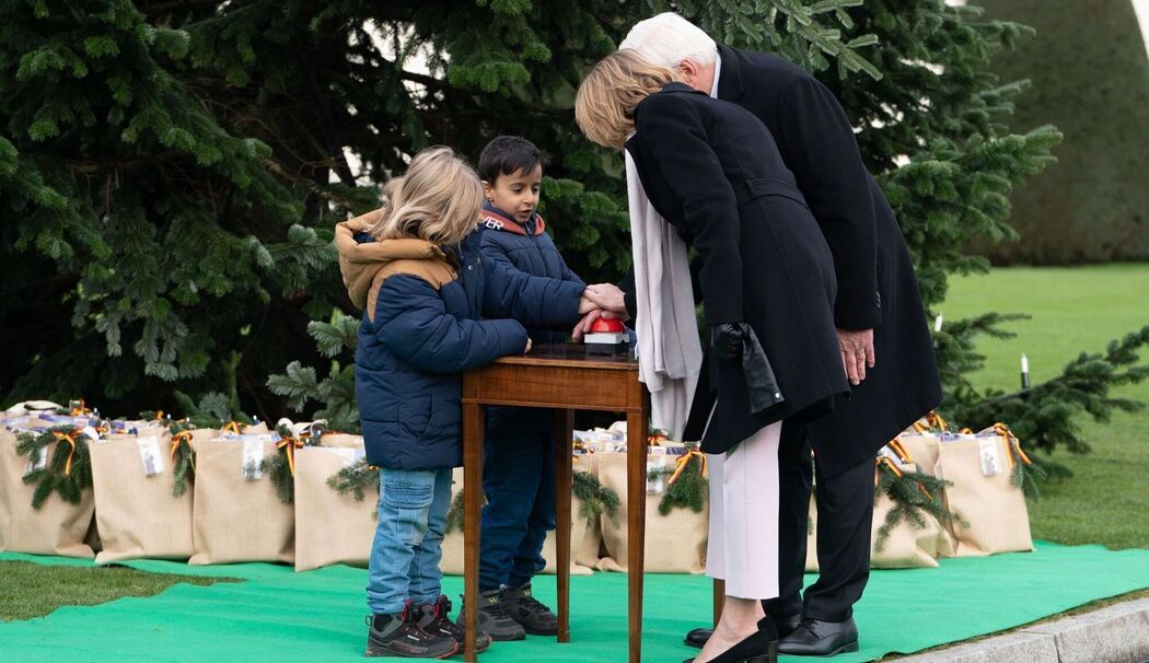 Entzünden der Lichter am Weihnachtsbaum vor Schloss Bellevue