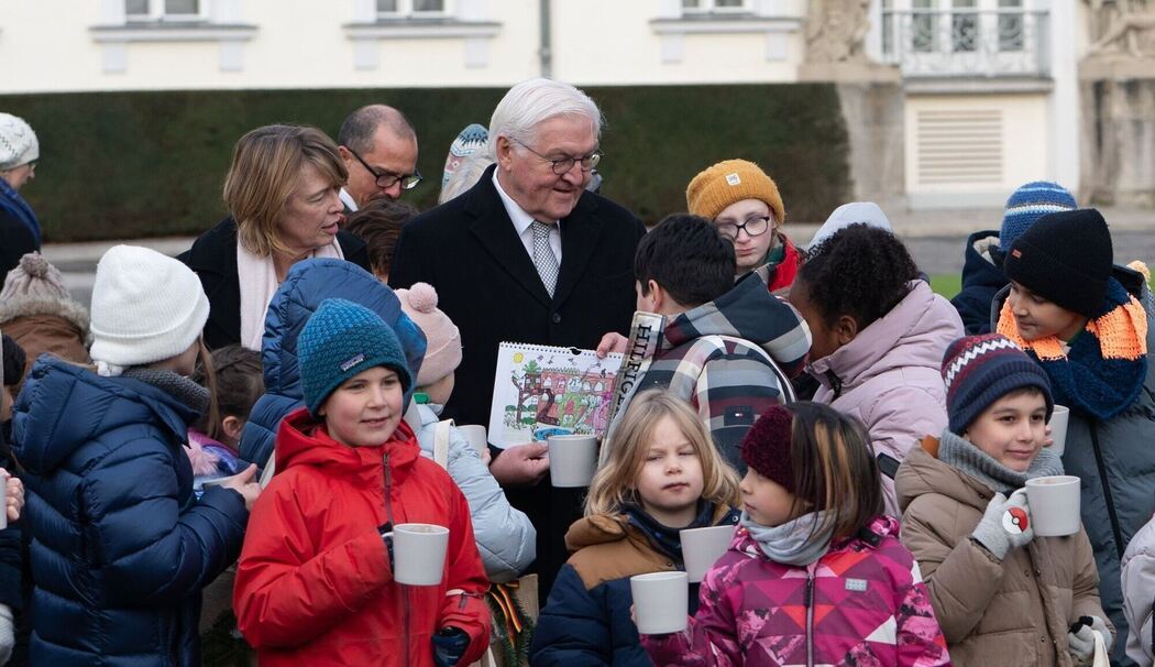 Entzünden der Lichter am Weihnachtsbaum vor Schloss Bellevue