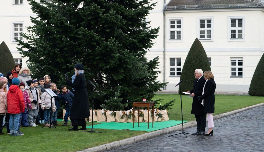 Entzünden der Lichter am Weihnachtsbaum vor Schloss Bellevue