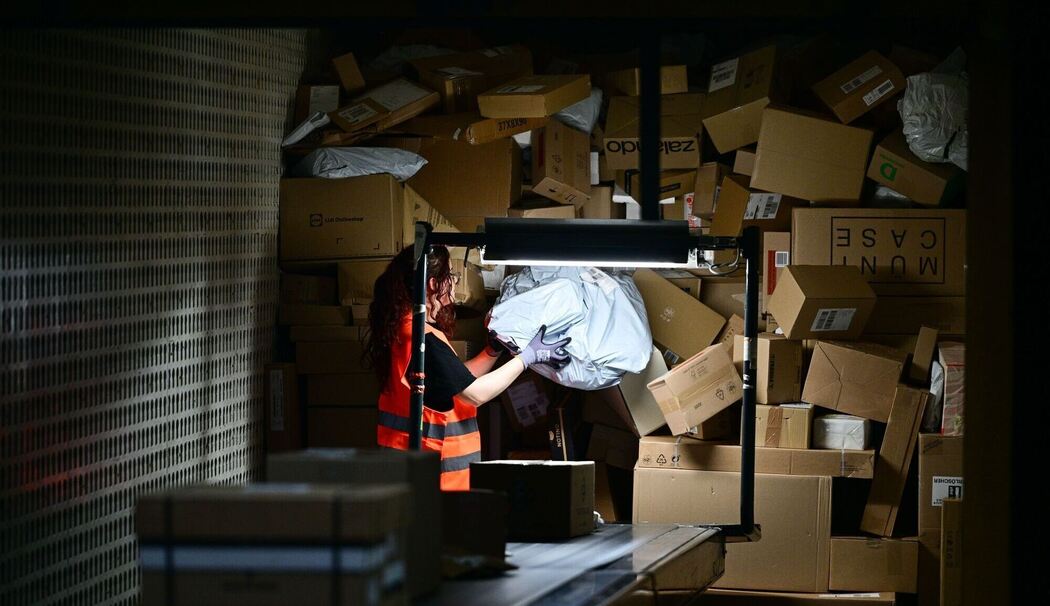 Arbeit im Postverteilzentrum Arbeit im Postverteilzentrum