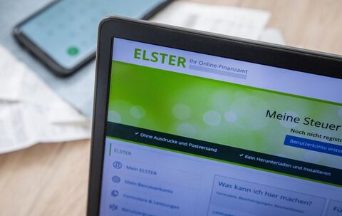 Ein Laptop mit der Elster-Webseite