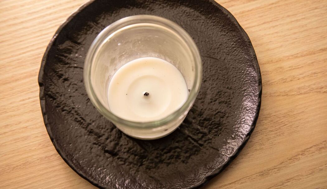 Kerzenwachs ist in einem Dekoglas zu sehen Kerzenwachs ist in einem Dekoglas zu sehen