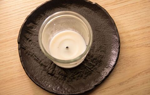 Kerzenwachs ist in einem Dekoglas zu sehen