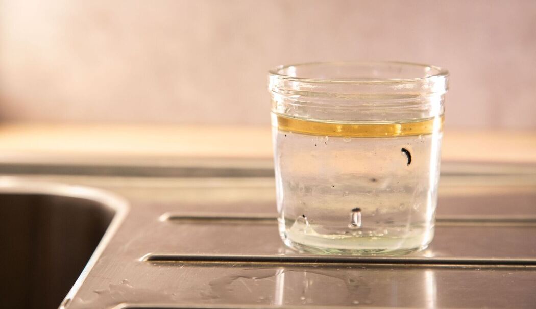 Kerzenwachs schwimmt im Wasser oben auf Kerzenwachs schwimmt im Wasser oben auf