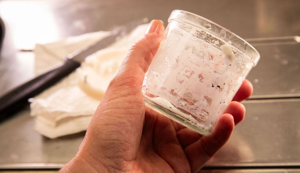 Wachsreste einer Kerze sind in einem Dekoglas zu sehen Wachsreste einer Kerze sind in einem Dekoglas zu sehen