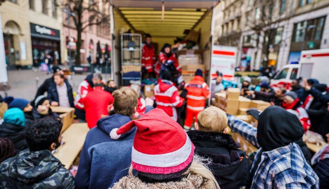 Ehrenamtliche Helfer verteilen Spenden an Bedürftige
