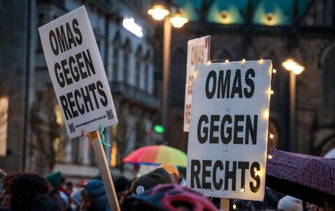 Preis für Omas gegen Rechts 