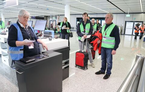 Testbetrieb am Münchner Flughafen - Komparsen spielen Reisende