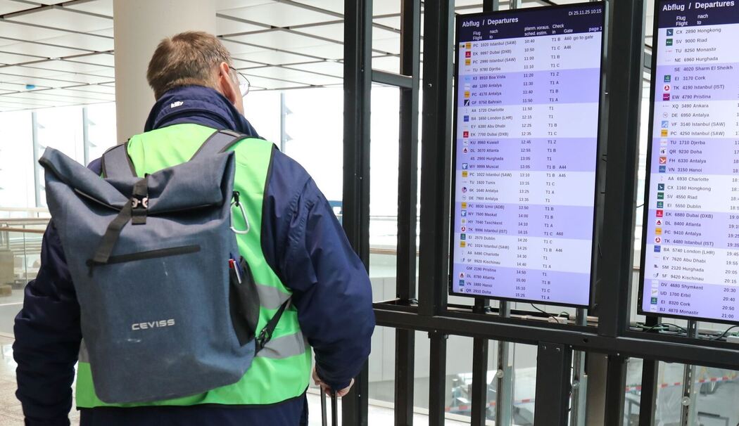 Testbetrieb am Münchner Flughafen - Komparsen spielen Reisende