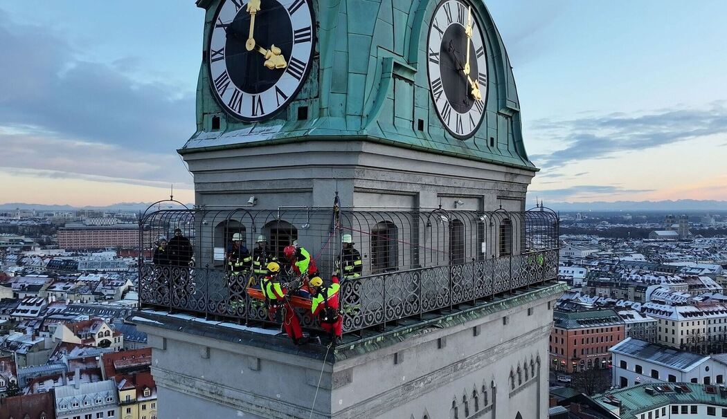 Feuerwehr rettet verletzte Frau von Kirchturm in München