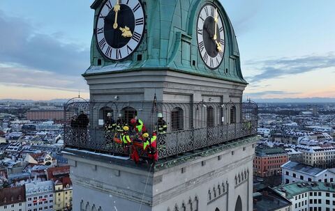 Feuerwehr rettet verletzte Frau von Kirchturm in München