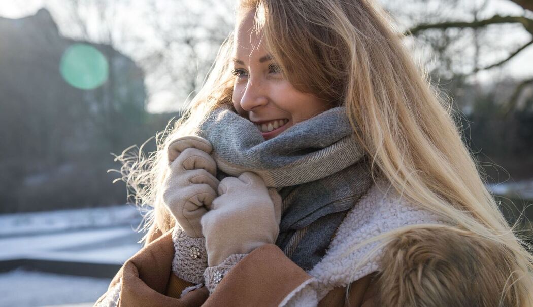 Eine junge Frau geht im Park spazieren
