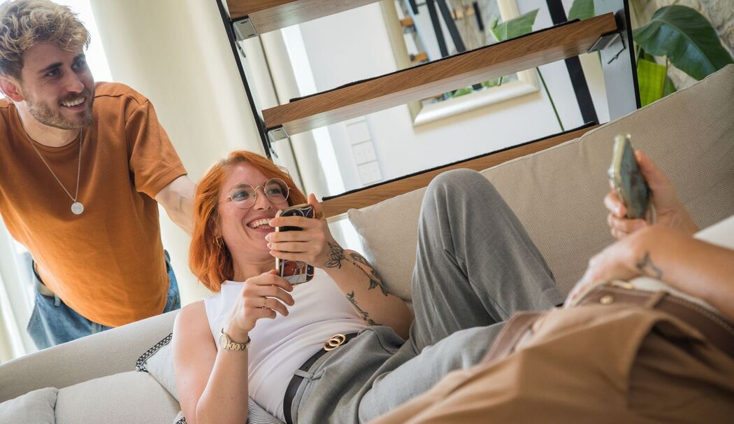 Freunde enspannen gemeinsam auf einem Sofa