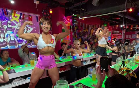 Bar Muscle Girls in Tokio