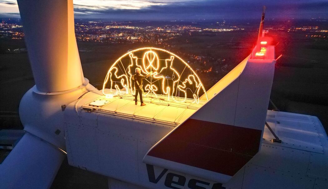 Schwibbogen leuchtet auf Windrad Schwibbogen leuchtet auf Windrad