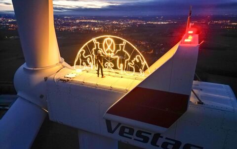 Schwibbogen leuchtet auf Windrad