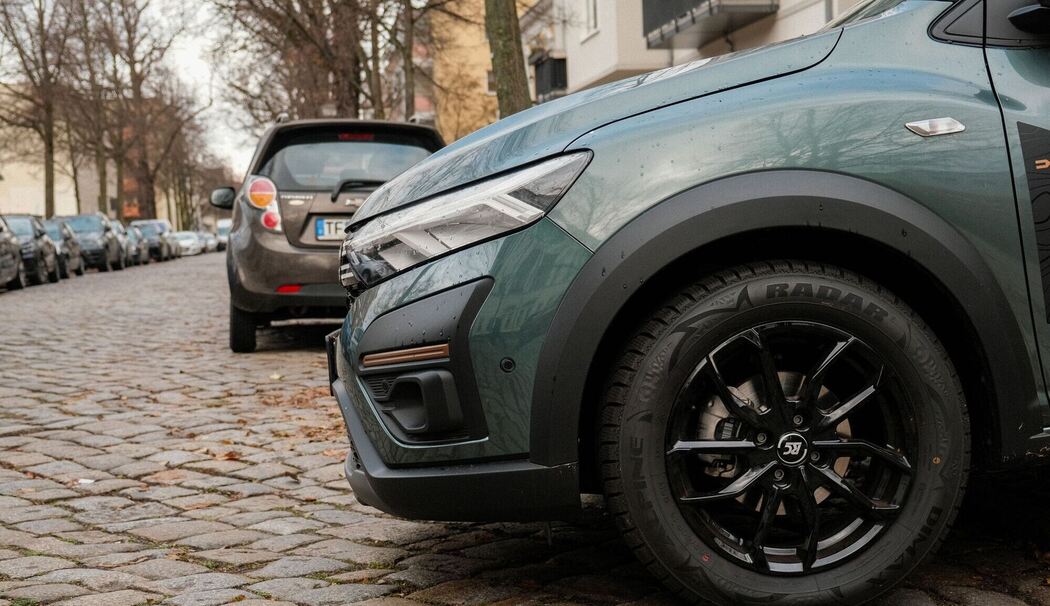 Ein Pkw fährt aus einer Ausfahrt