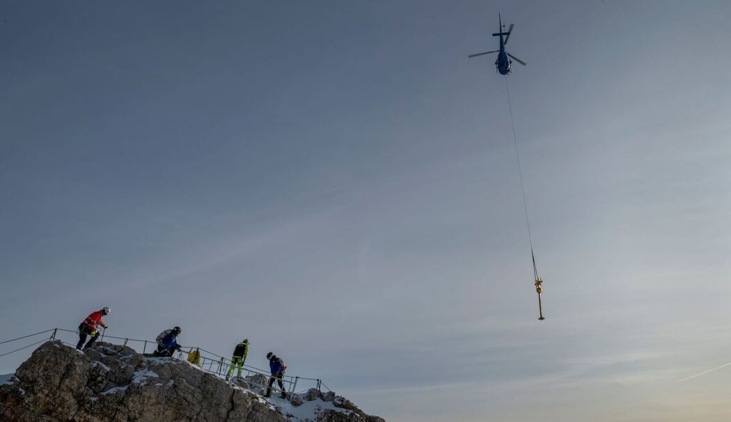 Zugspitz-Gipfelkreuz wird ins Tal geflogen und restauriert