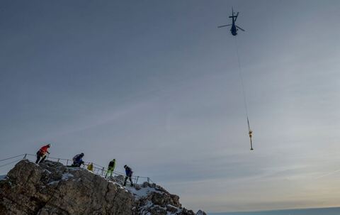 Zugspitz-Gipfelkreuz wird ins Tal geflogen und restauriert
