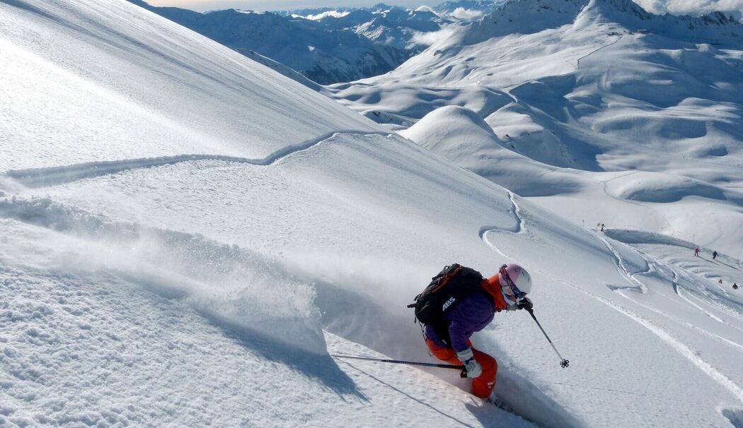 Eine Skifahrerin im Tiefschnee