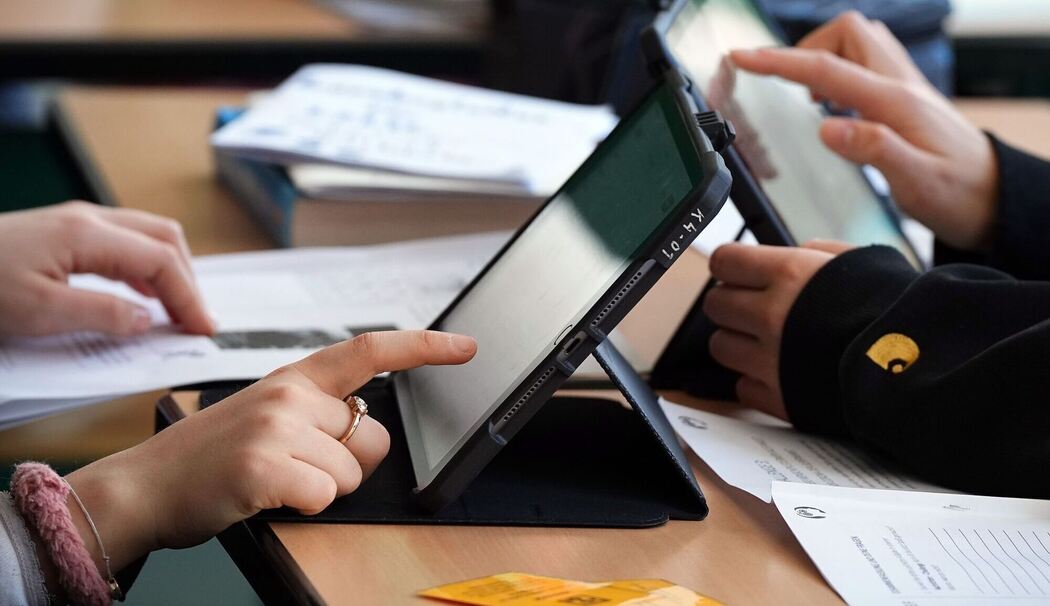 Schulkinder arbeiten am Tablet