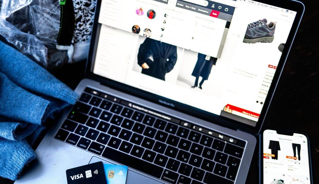 Verschiedene Online-Shops sind auf einem Laptop geöffnet Verschiedene Online-Shops sind auf einem Laptop geöffnet