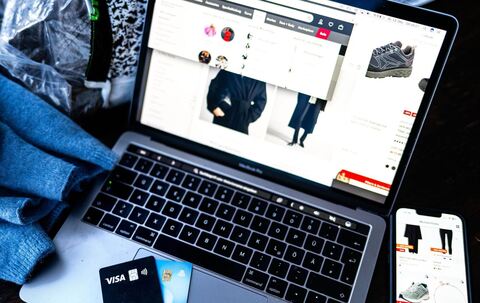 Verschiedene Online-Shops sind auf einem Laptop geöffnet