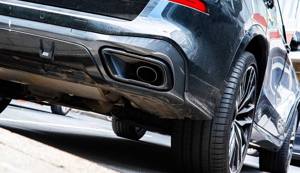 Auspuff eines Autos Auspuff eines Autos