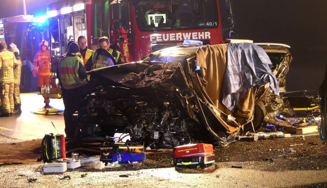Ein Toter und zwei Schwerverletzte bei Unfall Ein Toter und zwei Schwerverletzte bei Unfall