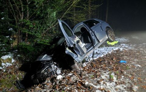 Auto kommt von Straße ab und landet im Graben