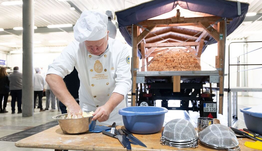 Dresdner Bäcker arbeiten an Riesenstollen für das Stollenfest