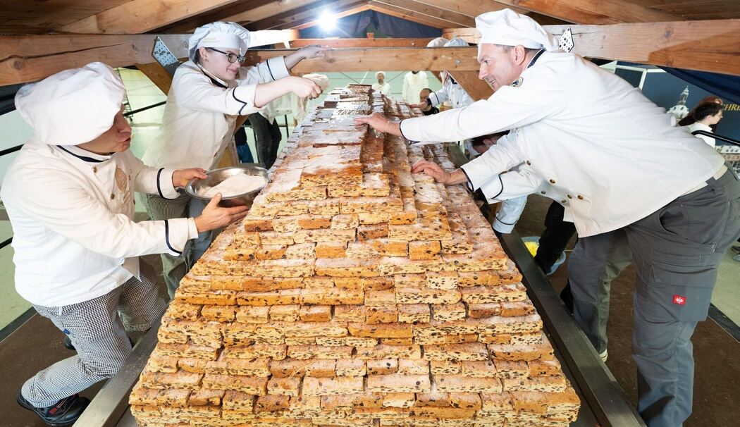 Dresdner Bäcker arbeiten an Riesenstollen für das Stollenfest