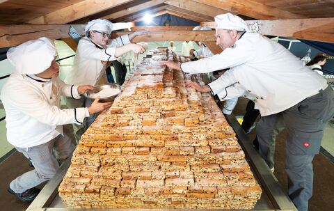 Dresdner Bäcker arbeiten an Riesenstollen für das Stollenfest