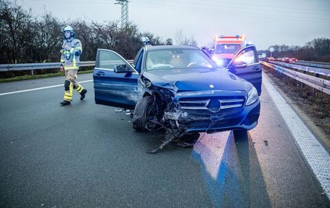 Mercedes prallt in Leitplanke