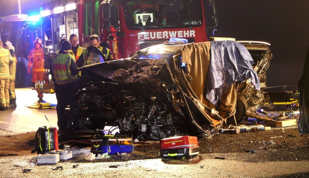 Ein Toter und zwei Schwerverletzte bei Unfall Ein Toter und zwei Schwerverletzte bei Unfall