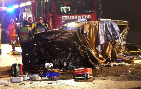 Ein Toter und zwei Schwerverletzte bei Unfall