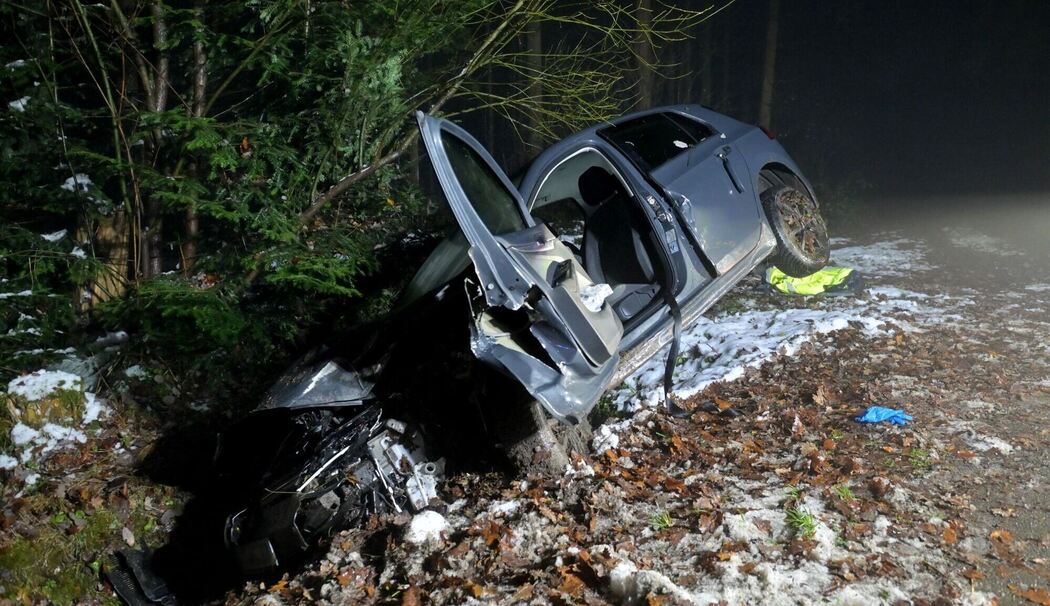 Auto kommt von Straße ab und landet im Graben Auto kommt von Straße ab und landet im Graben