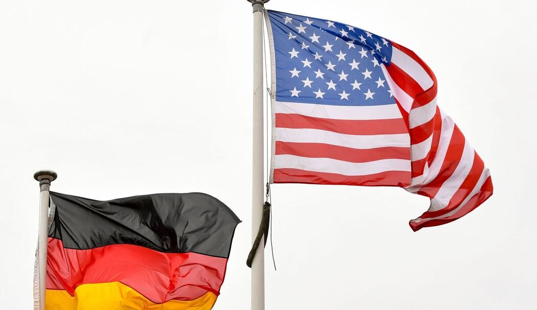 Flaggen der USA und von Deutschland
