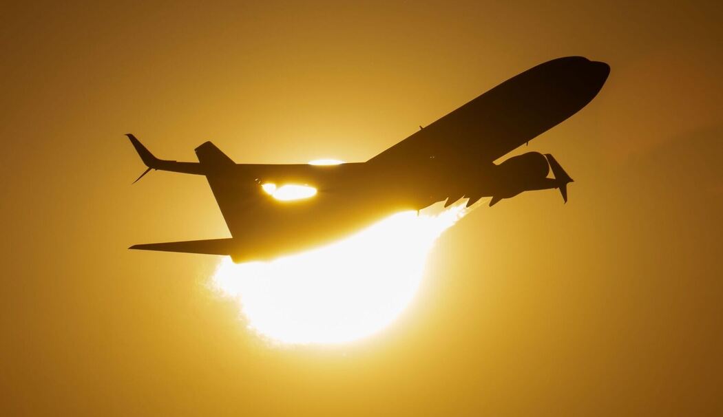 Flugzeug vor der Sonne Flugzeug vor der Sonne